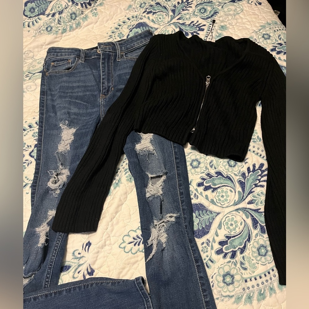 Jeans ripped blue 3R Hollister and Short black sweater XS Garbage